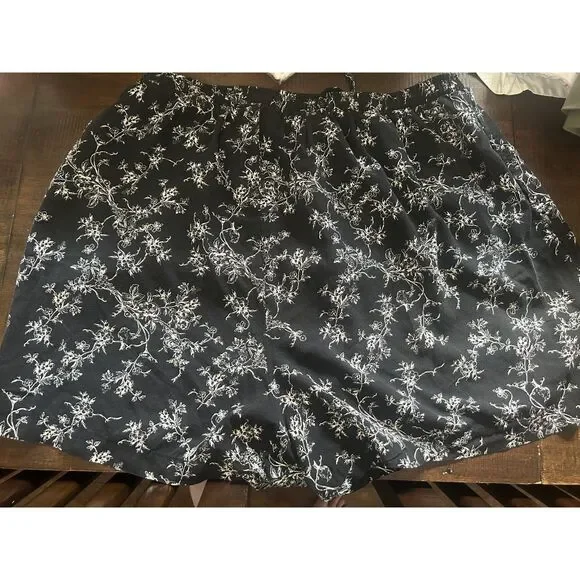 Torrid Size 2 Black White Floral Viscose Lyocell Pull On Shorts Plus Size Boho - Picture 2 of 6